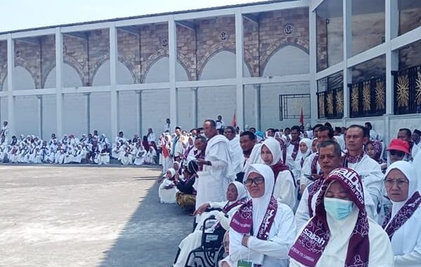 Para jamaah umroh sedang menunggu instruksi untuk melakukan kegiatan ibadah manasik umroh dari panitia penyelenggara.