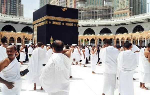 para jamaah haji sedang melaksanakan ibadah thawah dengan mengelilingi ka'bah sambil membaca talbiyah dan mengenakan pakaian ihram.